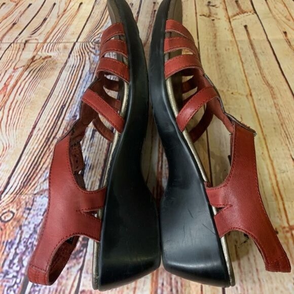 Clarks Red Leather Cutout Medallion Wedge Sandals Bucle Ankle Strap Sz 8 - Picture 8 of 11